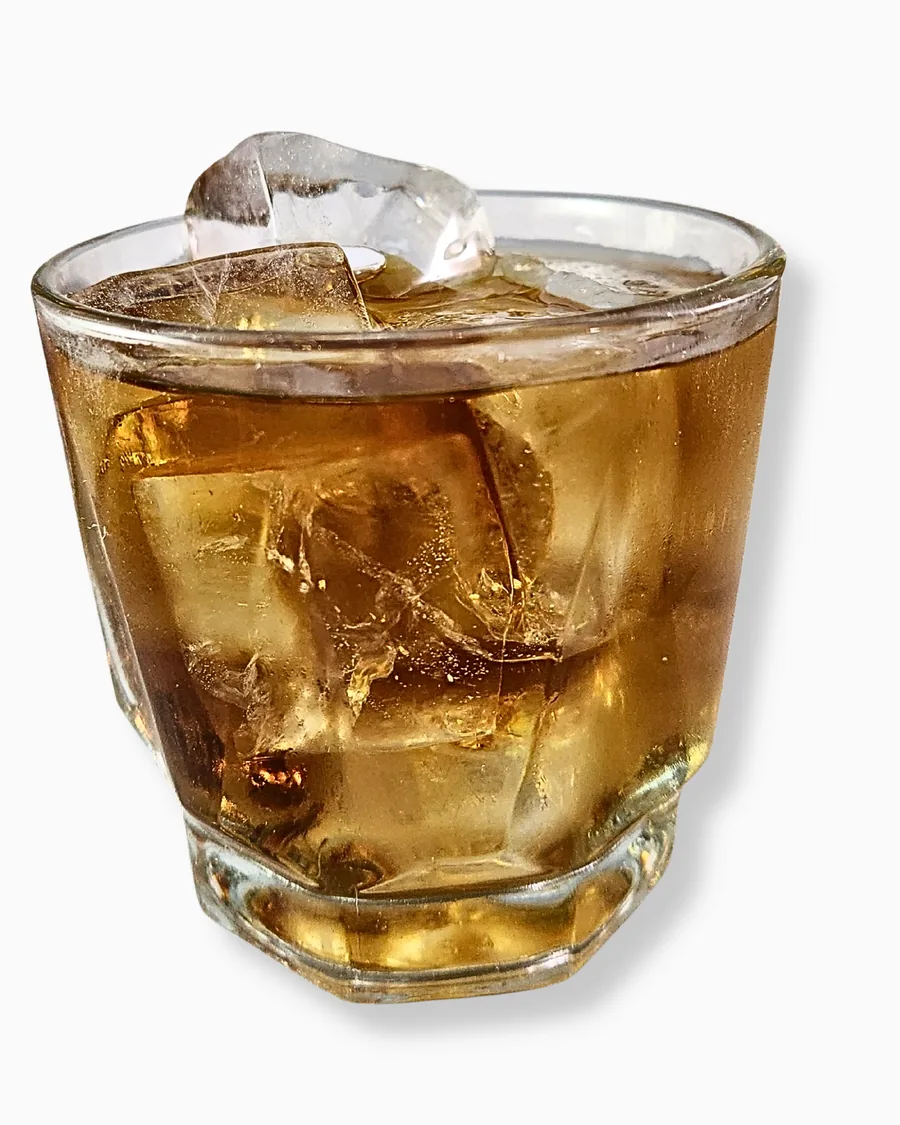 Bebida en vaso bajo servida con cubos grandes